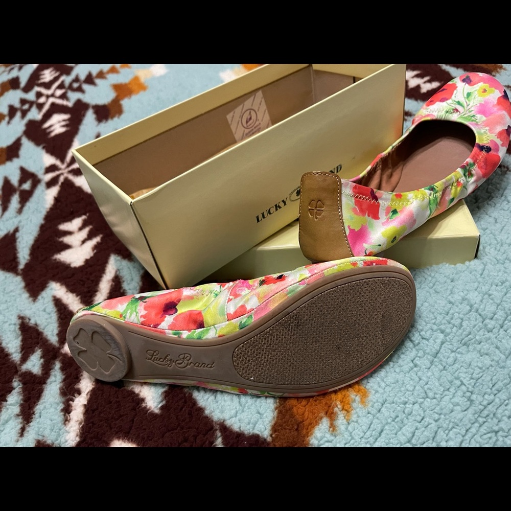 Beautiful Lucky Brand floral ballet flats 🥿